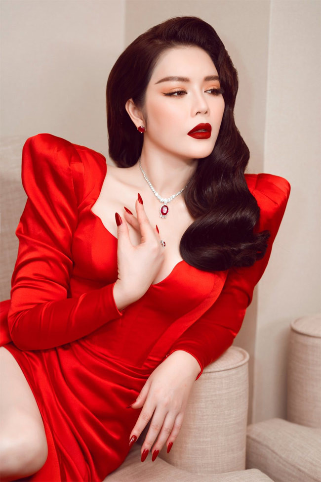 Lý Nhã Kỳ là nữ diễn viên giàu có và sang chảnh nhất nhì Vbiz. Cô sở hữu rất nhiều món đồ đắt giá, nhiều bất động sản cao cấp cùng siêu xe.