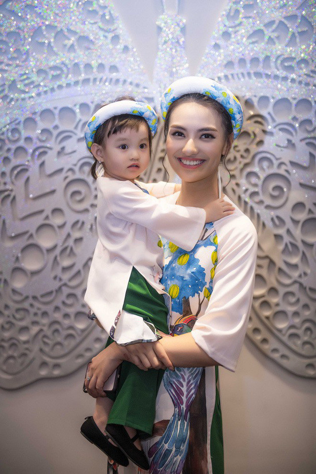 Người mẫu sinh năm 1994 chia sẻ ngày xưa cô quá ích kỷ chỉ biết đến bản thân, khiến ba mẹ lo lắng, nên hiện tại cô thấy gia đình là quan trọng nhất và muốn vun đắp tình thương ấy.