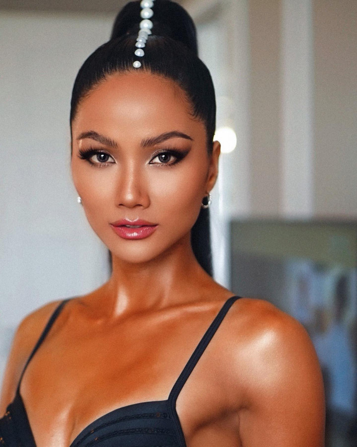 H’hen Niê chăm diện bikini khoe vòng eo siêu thực.