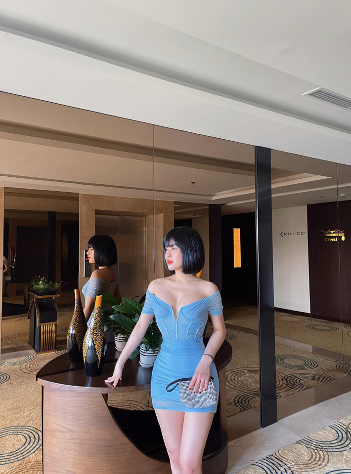 Cắt phăng mái tóc dài xoăn bồng bềnh gắn bó bao năm qua, Hương Trần "lột xác" cá tính và trẻ trung với kiểu tóc ngắn ngang vai.