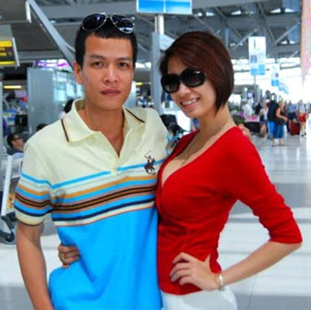 Sau đó cô liên tục chia sẻ những hình ảnh tình tứ của mình với chàng quay phim Mai Hiền khiến mọi người tin rằng chàng quay phim này chính là một nửa của cô. Tuy nhiên khác hai lần trước, lần này, nữ ca sĩ quê Hải Phòng không công khai đích danh người hẹn hò với mình. (Ảnh: Zing)