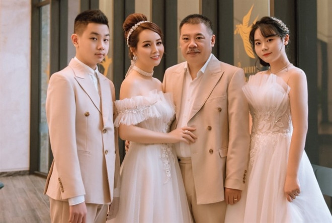 Trong lễ trưởng thành của con gái, nữ diễn viên "Những ngọn nến trong đêm" không giấu nổi niềm hãnh diện về con: "Con đã khôn lớn, tự lập, thông minh, có đầu óc tổ chức và đặc biệt là có năng khiếu hài hước. Tất cả mọi người đều rất bất ngờ khi chứng kiến con gái tự làm tổng đạo diễn, tự làm MC dẫn dắt chương trình sinh nhật trong suốt 2 tiếng trên du thuyền và đưa mọi người đi hết từ bất ngờ này đến bất ngờ khác".