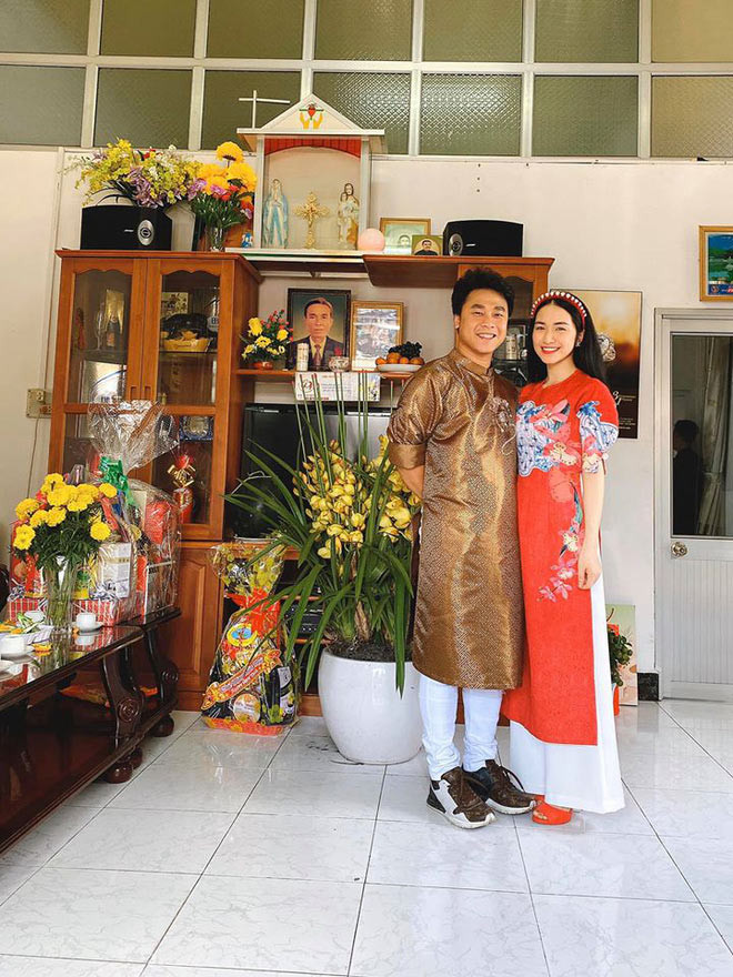 Hình ảnh nữ ca sĩ về quê nhà bạn trai thiếu gia ăn tết càng khiến dư luận có lý do để tin rằng nữ ca sĩ đã kết hôn. Thế nhưng, nữ ca sĩ vẫn một mực im lặng.
