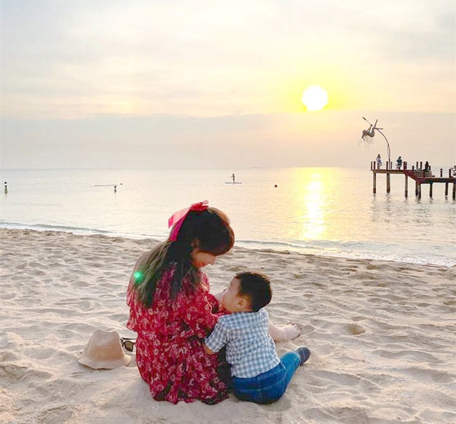 Ngày 14/2, bạn trai của Hòa Minzy khoe ảnh cô và con trai lên trang cá nhân mọi người mới vỡ lẽ mọi tin đồn mang thai và sinh con của nữ ca sĩ 26 tuổi là hoàn toàn đúng. (Ảnh: FBNV)