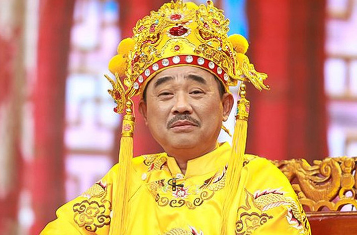 Nghệ sĩ Quốc Khánh ghi dấu ấn với những vai diễn hài hước trong"Gặp nhau cuối tuần","Tết này ai đến xông nhà", "Ghen" và vai Ngọc Hoàng trong Táo quân.