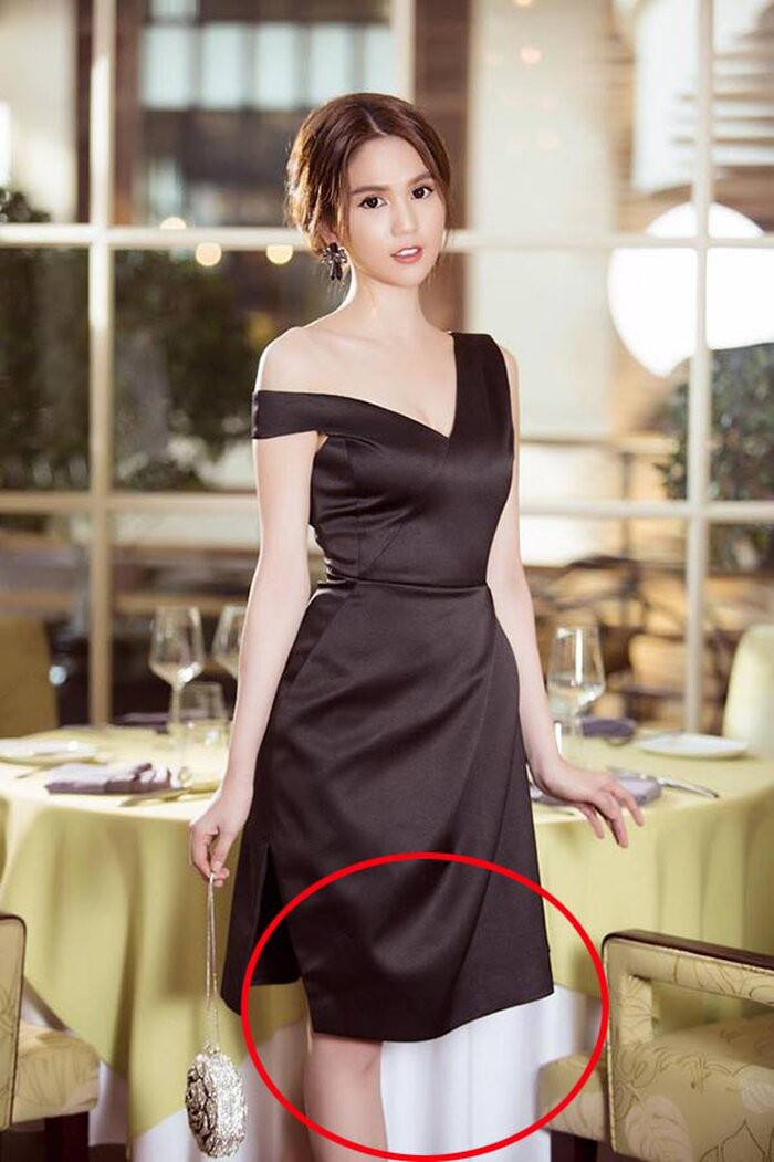 Được mệnh danh là "thánh sống ảo", thế nhưng Ngọc Trinh lại thường xuyên rơi cảnh "dở khóc dở cười" vì lạm dụng photoshop. Trong một bức ảnh diện chiếc đầm đen trễ vai vô cùng gợi cảm và quyến rũ, "nữ hoàng nội y" khiến ai nấy cũng phải "hết hồn" khi nhìn mãi không thấy chân bên trái của người đẹp đâu!