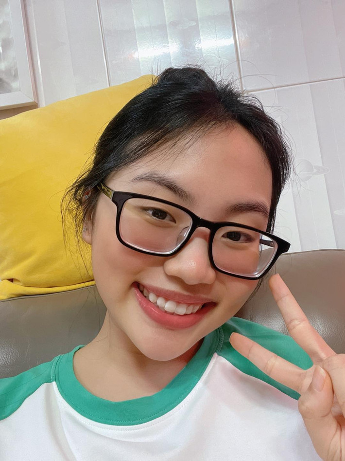 3 ngày trước khi gia đình nhận tin buồn, Phương Mỹ Chi lên trang cá nhân xin lùi lại buổi hát giao lưu trên livestream vì tình hình sức khỏe của bản thân. "Tự nhiên nay em bệnh ngang mọi người ơi. Sáng giờ dù đã cố uống C sủi uống thuốc mà vẫn không bớt. Nên em hẹn cả nhà 1 ngày khác em hát mọi người nghe nha. Chứ hát hôm nay không có đã đâu".
