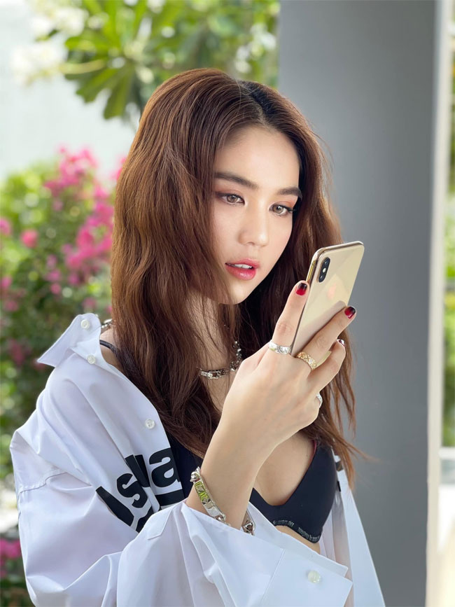 Sở hữu body chuẩn với số đo ba vòng 83-56-90 nên Ngọc Trinh thường chọn trang phục khoe ra tối đa điểm mạnh cơ thể.