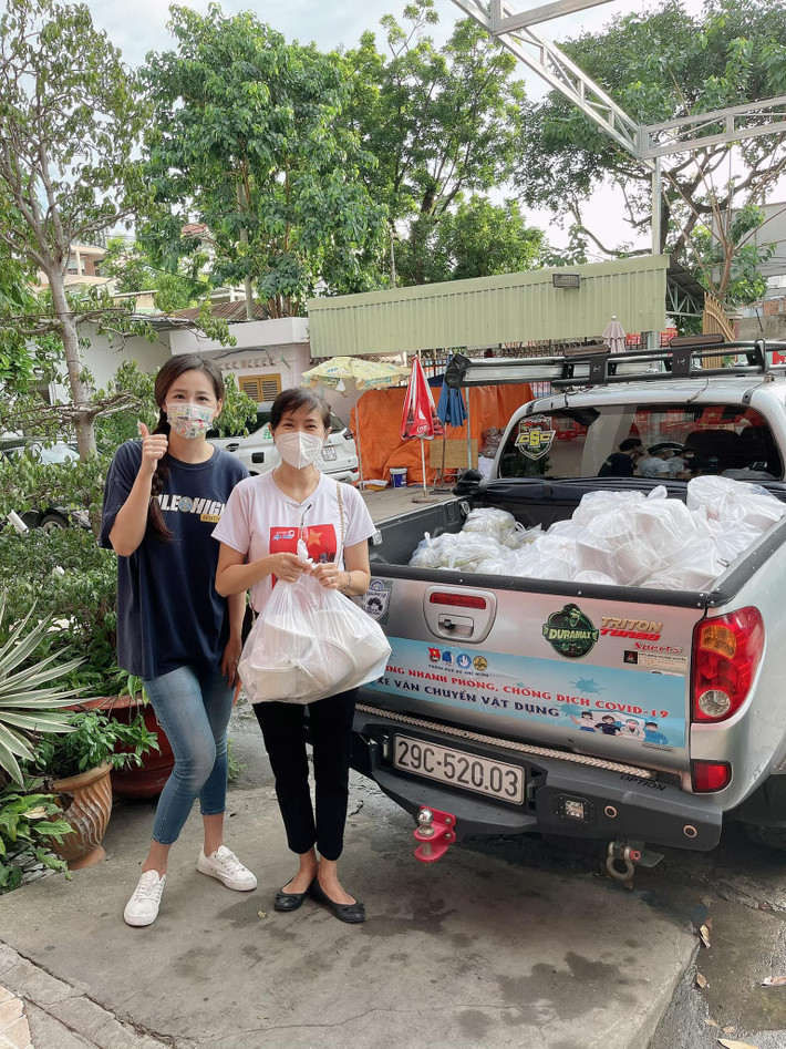 Mới đây, trên trang cá nhân, Hoa hậu Việt Nam 2006 đăng ảnh tươi tắn và giản dị khi phụ việc ở bếp ăn của BV Nhiệt đới TP HCM.