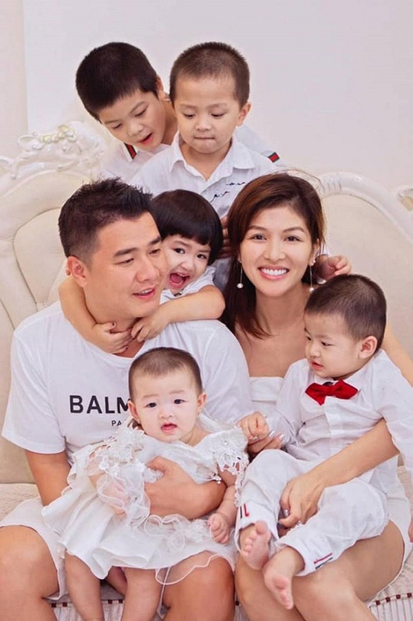 Khi có thời gian rảnh, bạn trai đại gia lại phụ vợ làm việc nhà, cùng Oanh Yến chăm sóc và chơi với các con.