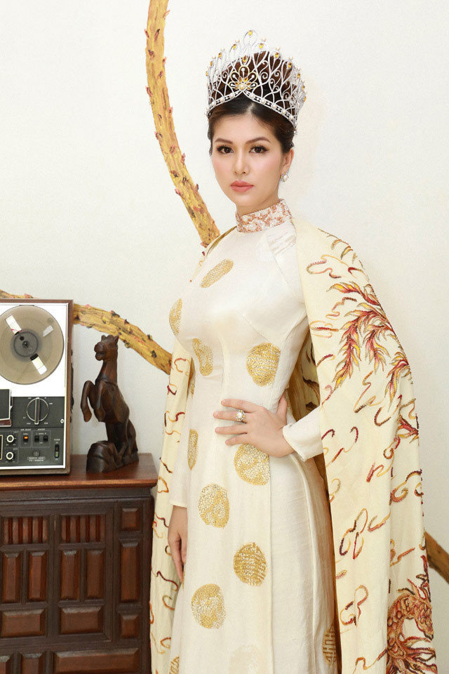 Oanh Yến sinh năm 1986, từng tham gia nhiều cuộc thi sắc đẹp trong và ngoài nước. Cô lọt top 15 Hoa hậu Thế giới người Việt 2010, đăng quang Hoa hậu Toàn cầu 2015 tại Philippines và đạt danh hiệu Nữ hoàng Sắc đẹp Thế giới 2019.