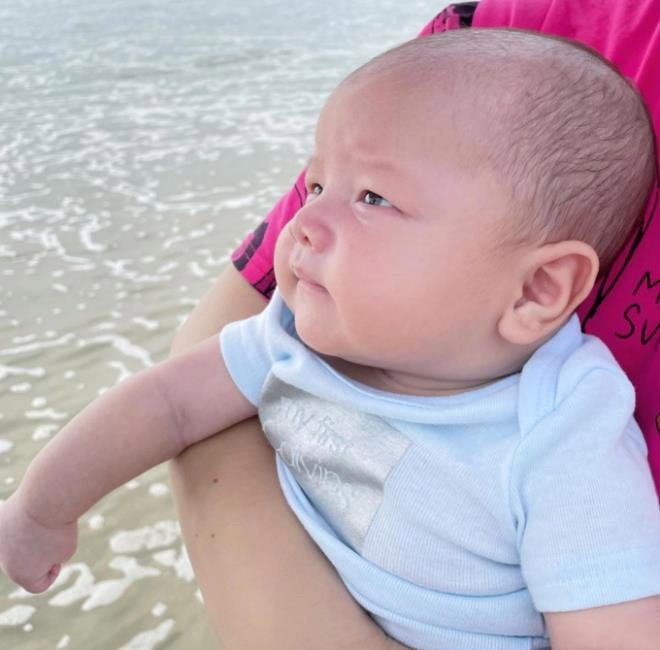 Theo chia sẻ của người thân ca sĩ Hồ Ngọc Hà, con trai Leon có khuôn mặt giống bố Kim Lý.