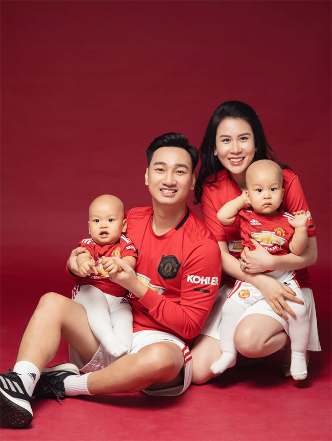 Hai bé trai song sinh nhà MC Thành Trung - bà xã Ngọc Hương chào đời vào tháng 12/2019, lần lượt nặng 3,34kg và 3,38kg.