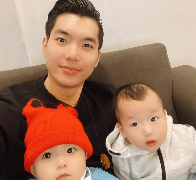 Hai con của Trương Nam Thành ở nhà có tên là Tin và Sóc. Bé Tin (phải) được nhận xét giống hệt bố còn Sóc hệt ông nội, cả hai đều có đôi má bánh bao bầu bĩnh.