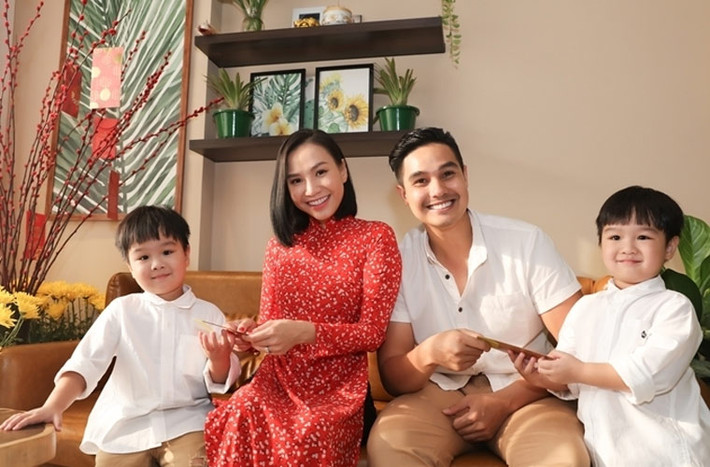 Nam diễn viên Baggio và bà xã Quỳnh Trâm cũng có hai con trai sinh đôi, bé Ben - Liam. Theo chia sẻ của Quỳnh Trâm thì Ben quấn mẹ còn Liam lại bám bố.