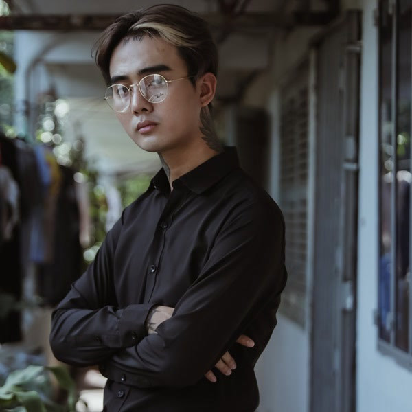 Về phía Đạt G, sau khi hứng đầy “gạch đá” từ các bình luận trên mạng, ngày 27/4, anh này cũng đưa ra lời giải thích: “Cảm ơn rất nhiều vì đã cho tôi một bài học hay trong cuộc đời mình. Để bản thân có thể hiểu hơn về sự thắng, thua của con người… Nghèo thì có nghèo thật, nhưng hèn thì chưa bao giờ hèn… Muốn chúc em thật nhiều niềm vui và may mắn trong cuộc sống, cảm ơn em. Chắc em đang rất vui khi bao người vào đây xé xác anh, em thành công rồi đó”. (Ảnh: Zing)