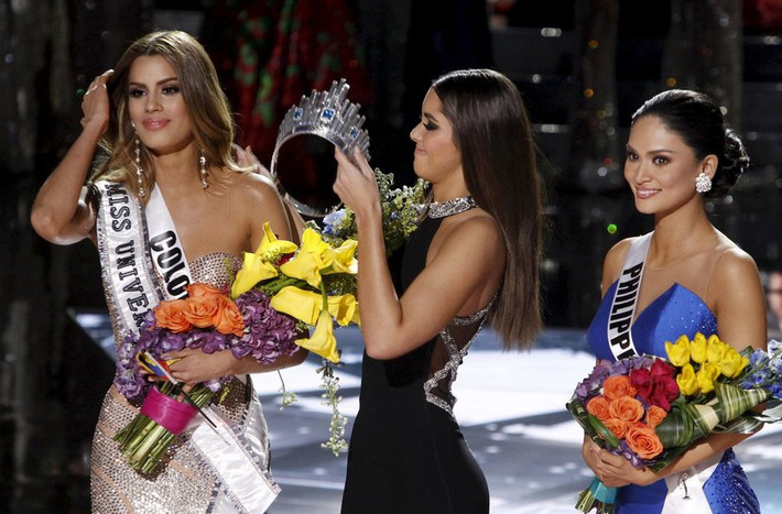 Năm 2015, trong cuộc thi Hoa hậu Hoàn vũ, khi Hoa hậu Colombia đã được trao xong vương miện và sải những bước chân đầu tiên trong ngôi vị hoa hậu thì MC Steve bất ngờ thừa nhận mình đã nhầm lẫn khi đọc tên người chiến thắng. (Ảnh: New York Times)