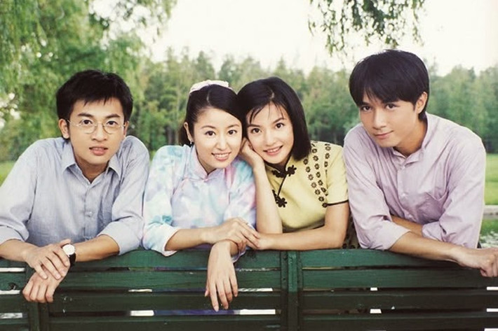 Năm 2001, Triệu Vy vào vai Lục Y Bình trong "Tân dòng sông ly biệt". Cô cùng với Tô Hữu Bằng, Lâm Tâm Như và Cổ Cự Cơ hợp thành bộ tứ trẻ trung, đẹp đôi một thời. (Ảnh: VOH)