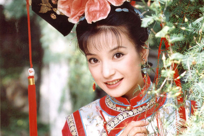 Triệu Vy sinh năm 1976 tại An Huy, Trung Quốc. Năm 1997, khi vẫn đang theo học tại Học viện điện ảnh Bắc Kinh, Triệu Vy lọt vào mắt xanh của nữ văn sĩ Quỳnh Dao và được nhận vai Tiểu Yến Tử trong bộ phim truyền hình "Hoàn Châu Cách Cách". (Ảnh: VTV)