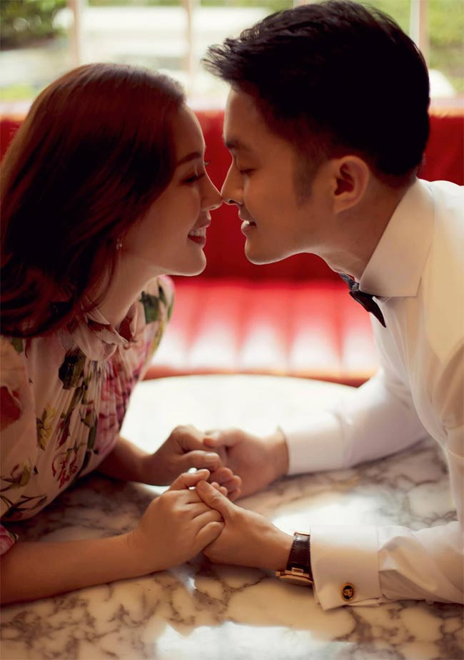 "Những năm đầu quen nhau, tôi không bao giờ cho bạn trai nắm tay hay ôm hôn ngoài đường vì cảm thấy không thoải mái. Sau này tôi cũng dần quen hơn vì bạn trai là kiểu người không ngại thể hiện tình cảm nơi đông người. Hơn nữa, các con của tôi cũng ủng hộ nên cả hai dần thoải mái hơn và công khai sánh đôi trong nhiều sự kiện", người đẹp sinh năm 1976 nói.
