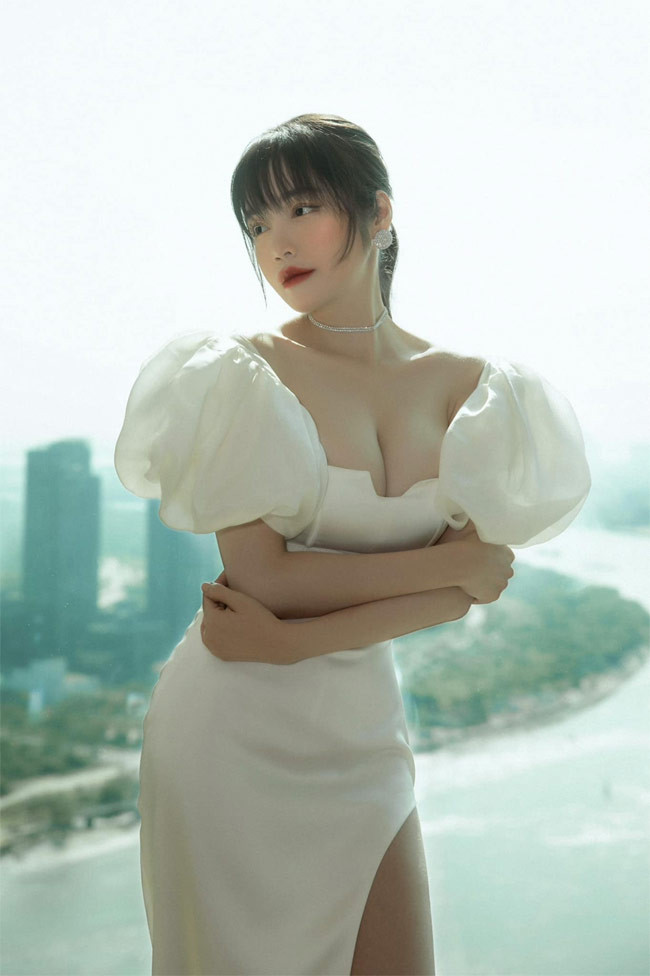 Đôi gò bồng đảo khủng cũng là một trong những vũ khí giúp hot girl Elly Trần bước chân vào showbiz dễ dàng hơn.