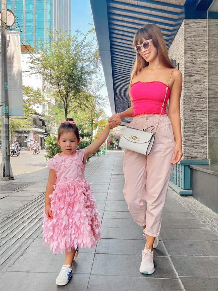 Thừa hưởng gen di truyền từ bố mẹ, con gái của Hà Anh và chồng ngoại quốc sở hữu chiều cao vượt trội so với các bạn cùng trang lứa.