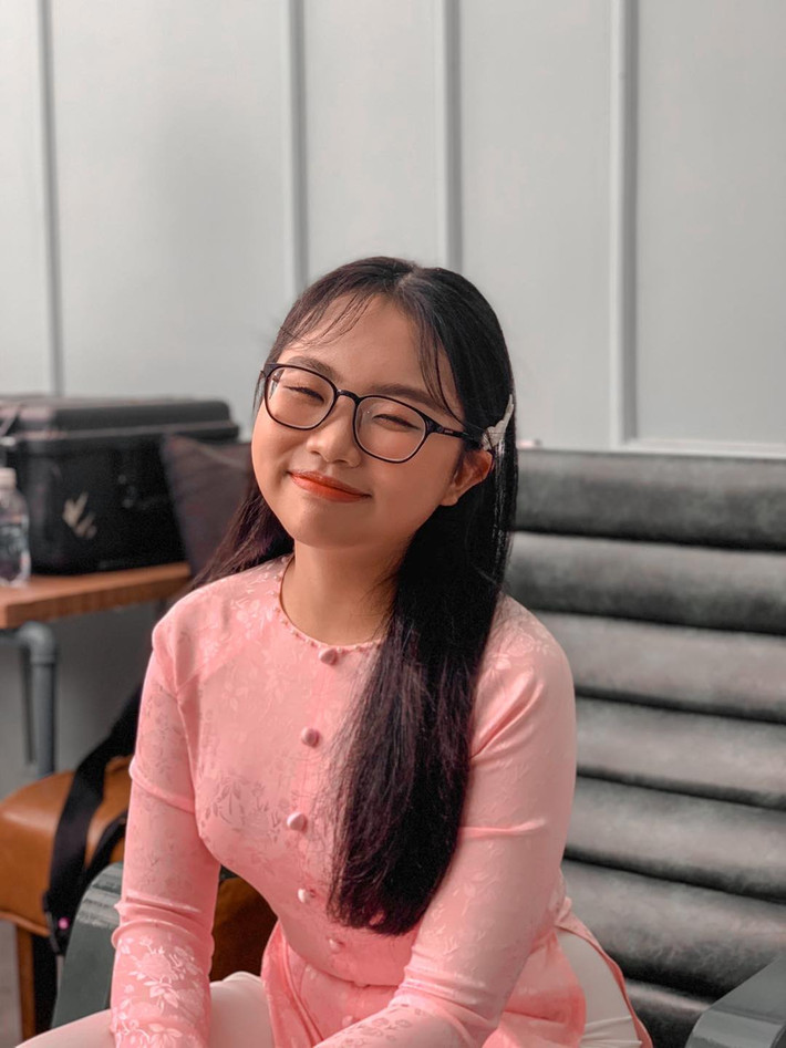 Phong cách của Phương Mỹ Chi khá đa dạng. Ngoài trang phục năng động đời thường, nữ ca sĩ thường diện áo bà ba, áo dài lên sân khấu.