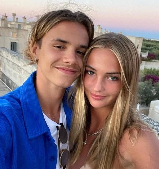 Romeo Beckham, 18 tuổi, con trai thứ hai nhà Beck-Vic hẹn hò bạn gái người mẫu Mia Moocher từ năm 2019.