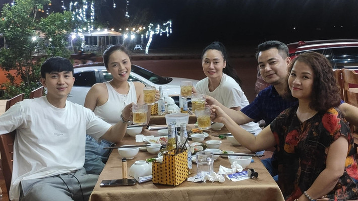 Hình ảnh ngoài đời hiếm hoi của "mẹ" Thu Quỳnh bên dàn diễn viên trong phim.