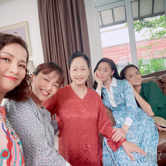 Ngoài những bức ảnh chụp chung ở hậu trường phim được diễn viên Quách Thu Phương chia sẻ, khán giả không thấy NSƯT Thu Hạnh sử dụng mạng xã hội.