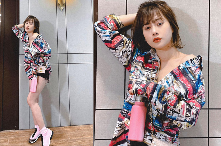 Phong cách thời trang cool ngầu cùng mái tóc ngắn khiến nữ diễn viên càng trẻ hơn so với tuổi 32.