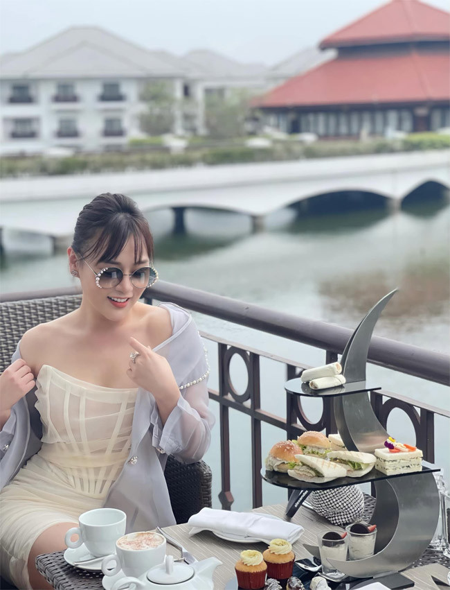 Khi phim phát sóng, Phương Oanh phải đối diện với rất nhiều lời chê về cách diễn gượng, gồng của mình.