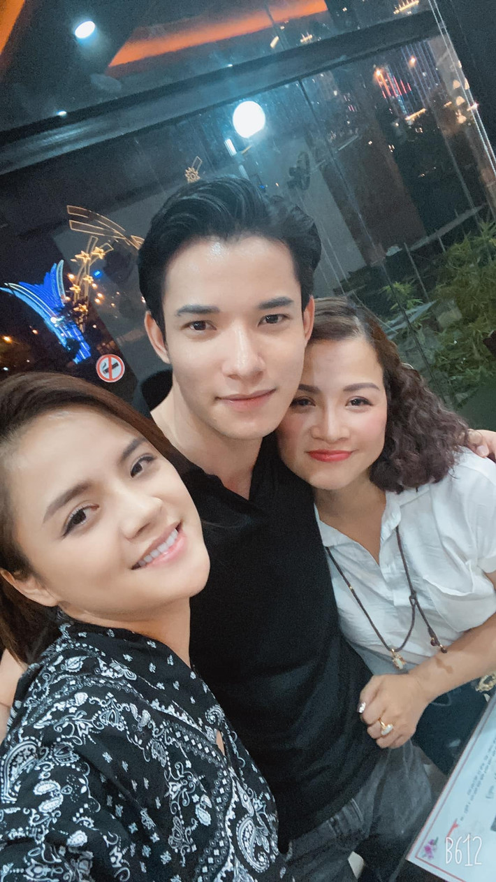 Thu Quỳnh đang gây ấn tượng với vai diễn Khánh Thy trong bộ phim "Hương vị tình thân". Ngoài khả năng diễn xuất, nữ diên viên còn sở hữu nhan sắc xinh đẹp lẫn phong cách thời trang gợi cảm.