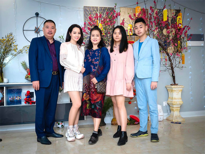 Con gái của Mai Thu Huyền năm nay đã 18 tuổi, còn con trai út 14 tuổi.