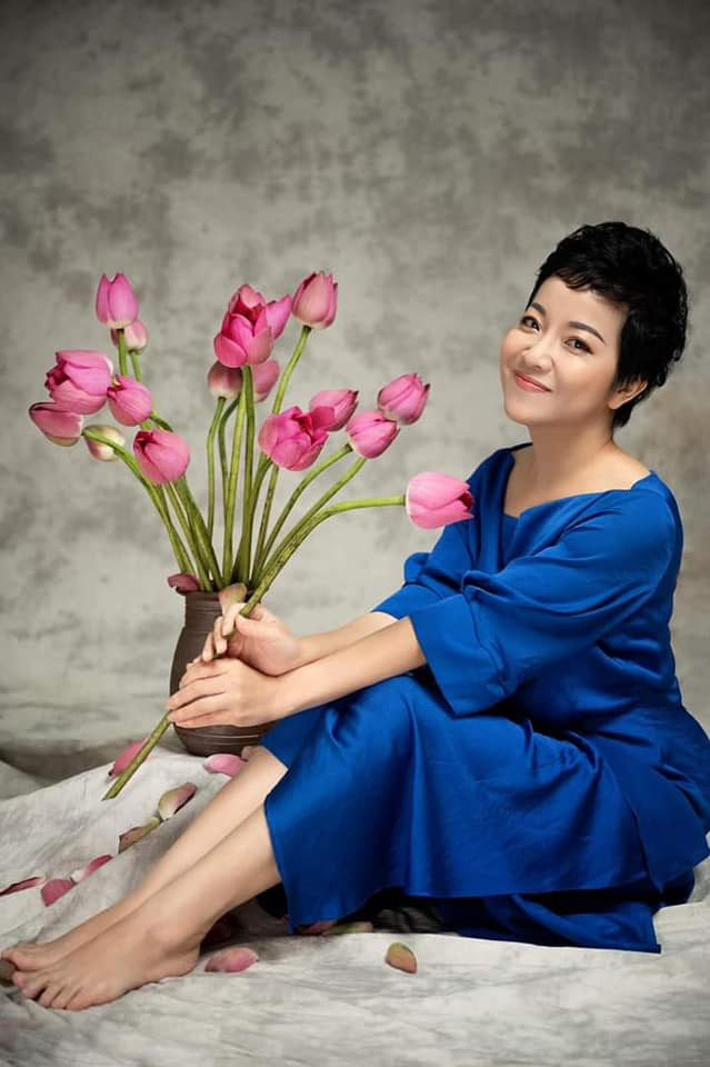 Ở tuổi 51, vợ cũ của nghệ sĩ Công Lý vẫn giữ được nét đẹp trẻ trung, duyên dáng và rạng rỡ như thời thiếu nữ.