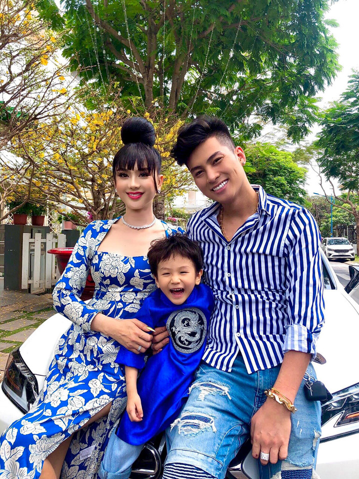 Lâm Khánh Chi gửi lời nhắn nhủ tới con trai 3 tuổi: "Có con là Khánh Chi không còn thời gian làm gì hết. Chăm con thôi cũng hết một ngày... Con thương mẹ thì hay ăn chóng lớn nha Bi. Vất vả mấy mẹ cũng chịu được hết. Mẹ rất là thương con và yêu con nhiều. Nhìn con cười bao nhiêu mệt mỏi vất vả tan biến".