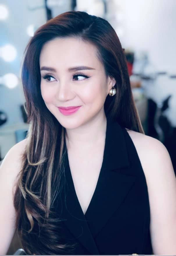 Từ một ca sĩ nổi tiếng trong showbiz, vài năm trở lại đây, Vy Oanh hoạt động nghệ thuật hạn chế và chú tâm vào kinh doanh, chăm sóc gia đình.