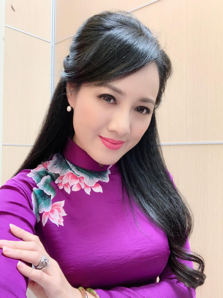 BTV Hoài Anh của bản tin thời sự 19h được đông đảo khán giả yêu mến nhờ lối dẫn tự tin, linh hoạt, chuyên nghiệp cùng chất giọng miền Nam ấm áp.
