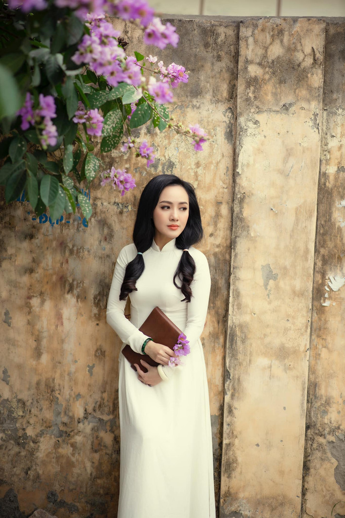 Từ nhỏ, Hoài Anh đã có ước mơ lớn lên làm công việc nào đó mà được diện áo dài. Không ngờ, điều đó lại trở thành sự thật. Áo dài gần như là trang phục quen thuộc của chị mỗi khi lên sóng bản tin thời sự.