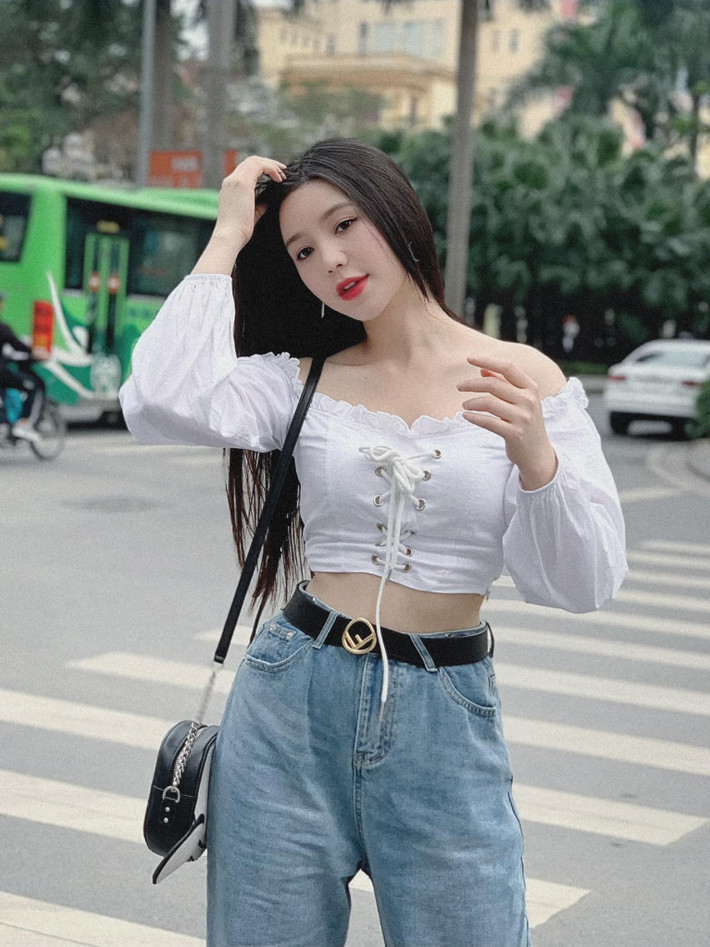 Qua thời gian, nữ diễn viên sinh năm 1995 ngày càng "thăng hạng" nhan sắc, trưởng thành và quyến rũ hơn.