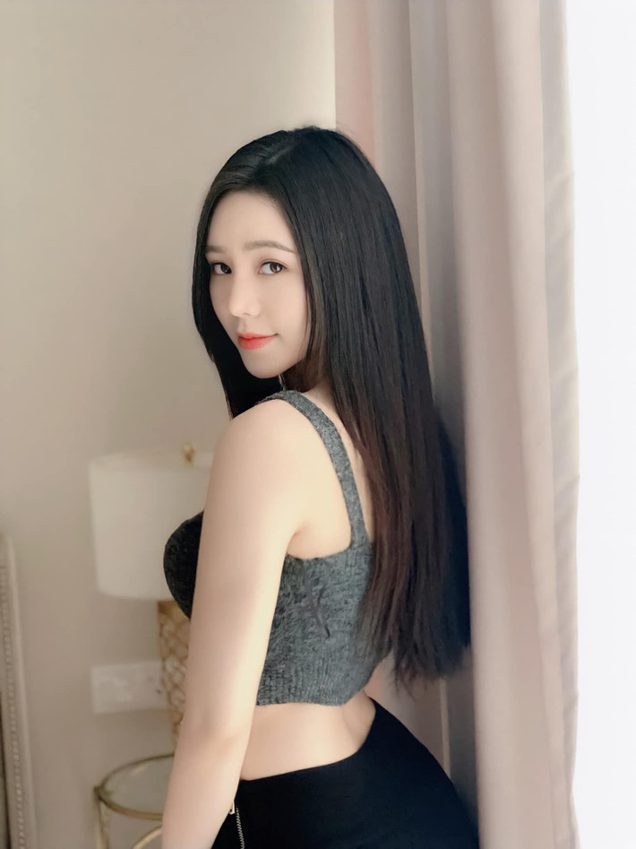 Tuy vậy một khi đã lên đồ gợi cảm, mỹ nhân 9X khiến ai cũng "mê mẩn" vì body nuột nà.