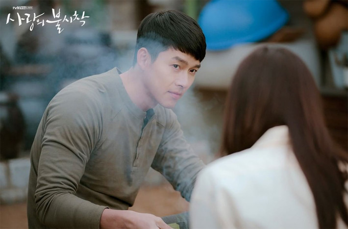 Fan của Son Ye Jin và Hyun Bin đã nghi ngờ cặp đôi này “phim giả tình thật” khi soi lại ánh mắt của họ dành cho nhau khi đóng phim.