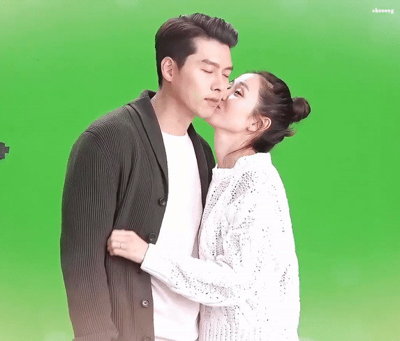 Son Ye Jin hôn má Huyn Bin trong một buổi chụp ảnh chung. “Theo ấn tượng đầu tiên của tôi về Hyun Bin, anh ấy có một làn da và mái tóc rất tuyệt. Tôi nghĩ rằng anh ấy là một diễn viên mà các diễn viên nữ khác đều mê mẩn”, “Tình đầu quốc dân” chia sẻ về lần đầu gặp Hyun Bin.