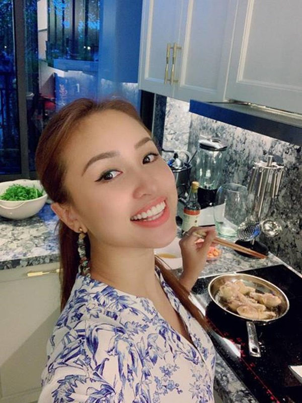 Trên trang cá nhân, nữ diễn viên “Nhật ký Vàng Anh” thường xuyên khoe bữa cơm gia đình do cô nấu hay việc trang trí nhà cửa.