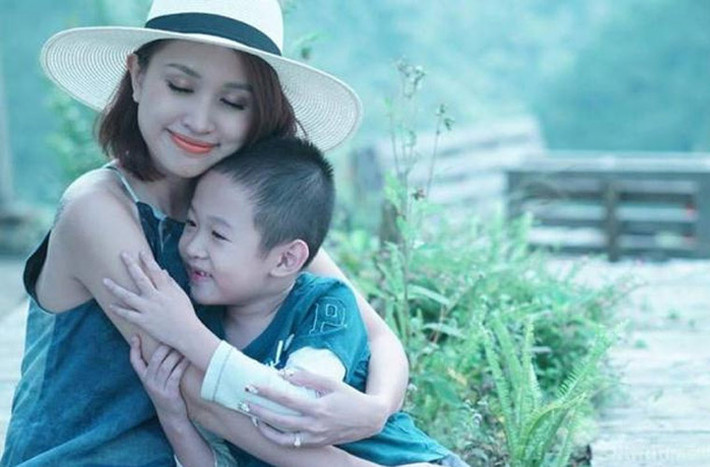 Sau khi cuộc hôn nhân 4 năm với người chồng đầu tan vỡ, Vân Hugo ra khỏi nhà với cậu con trai nhỏ và một chiếc xe máy.