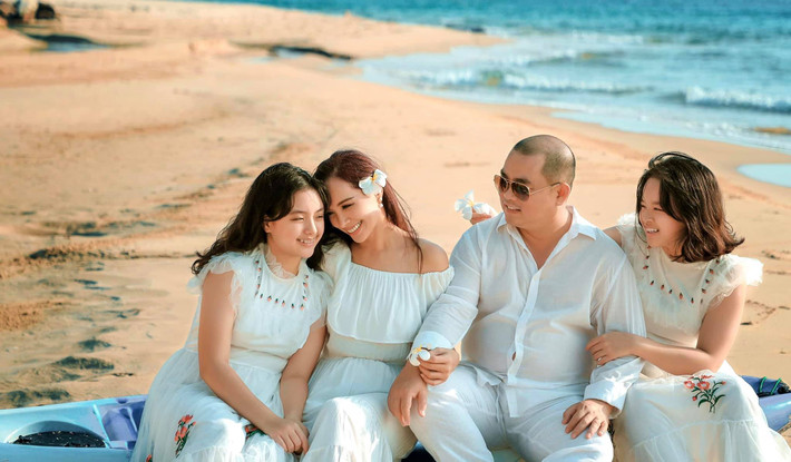 Cả hai đều có cuộc sống hôn nhân viên mãn. Thúy Hạnh hạnh phúc bên nhạc sĩ Minh Khang cùng hai con gái ở TP.HCM.
