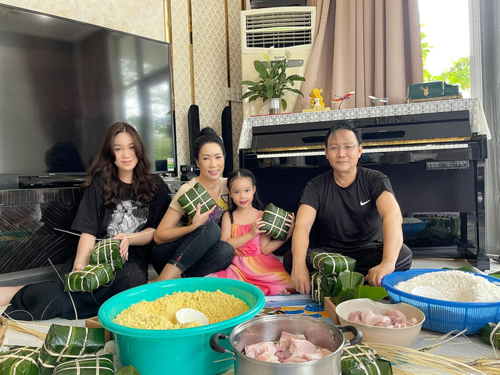 Dù bận rộn với công việc nghệ thuật lẫn kinh doanh nhưng chị vẫn chu toàn mọi việc trong gia đình, dạy con gái về "nữ công gia chánh".