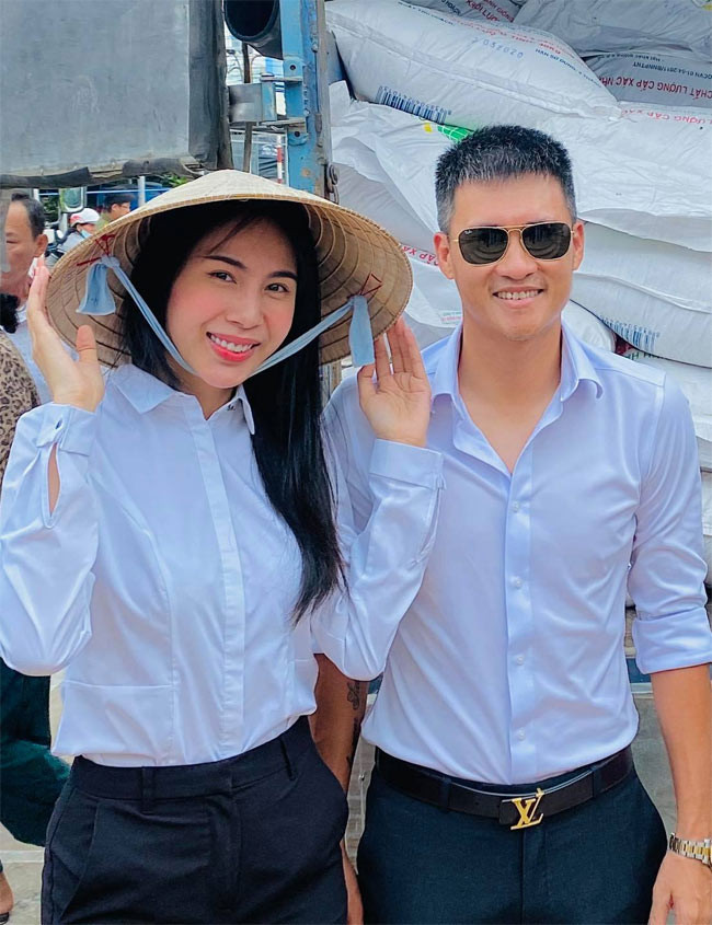 "Tất cả mật khẩu gì của anh Vinh, tôi đều biết hết nhưng riêng mật mã két sắt của tôi thì anh Vinh không biết... Tôi là người nắm giữ toàn bộ tài chính trong nhà. Anh Công Vinh rất sướng, chẳng phải lo lắng gì cả. Người cầm tiền mới là người cực. Ở nhà tôi, mọi việc nặng nhọc, chồng nhường cho tôi hết", Thủy Tiên chia sẻ.