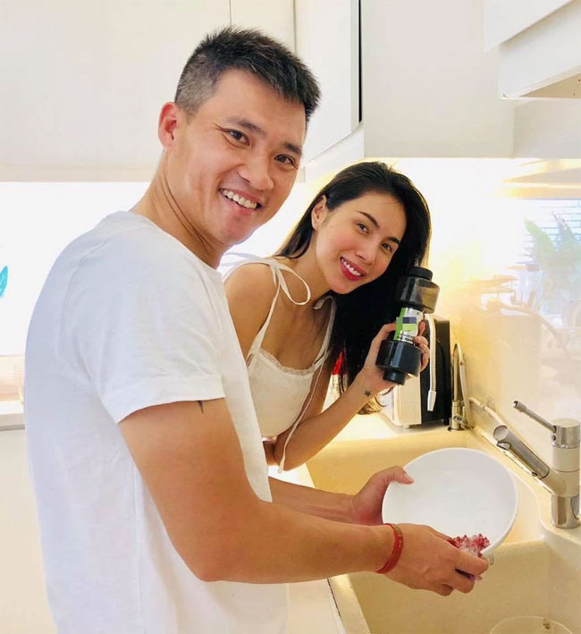 Ngoài luôn đồng hành cùng Thủy Tiên, Công Vinh còn giúp đỡ vợ việc nhà như rửa bát, vào bếp phụ bà xã.