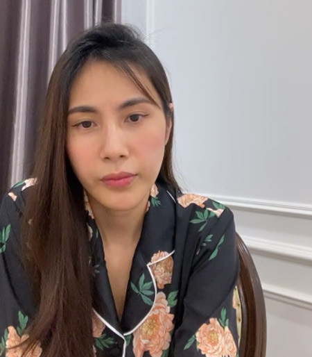 Tối 26/8, khi bị nghi ngờ ăn chặn tiền từ thiện, thiếu minh bạch chuyện tiền nong, Thủy Tiên đã livestream để làm rõ mọi việc và bên cạnh cô luôn có Công Vinh.